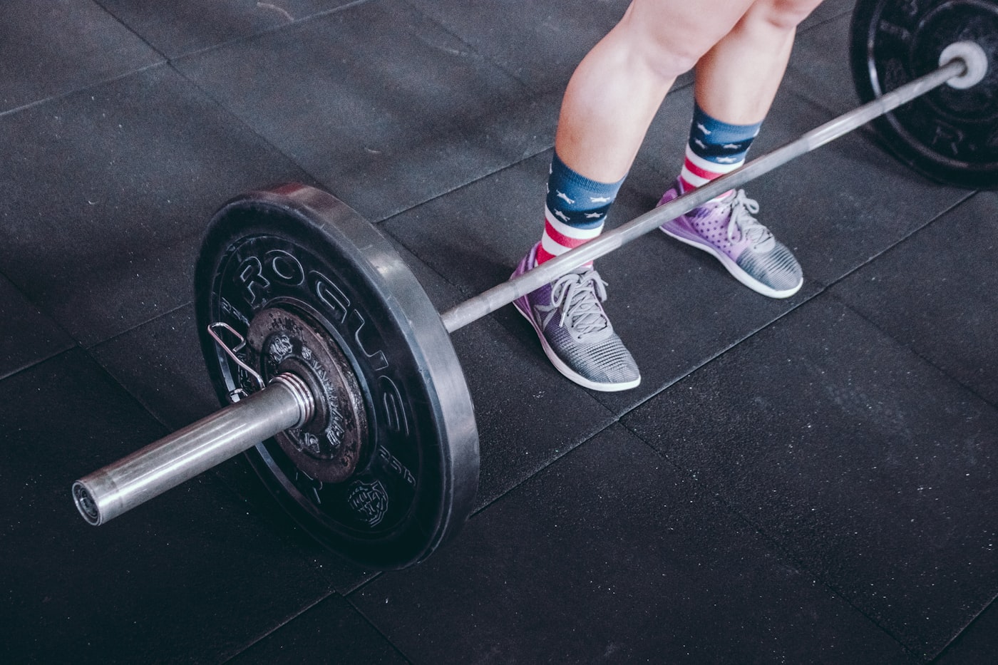 Athlete training in the gym, representing functional fitness stations in a HYROX race